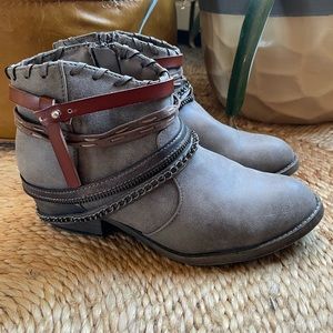 Zipper Ankle Boot Chain and Leather Details | 7.5